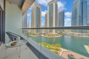 Amazing lake skyline view cozy apartment